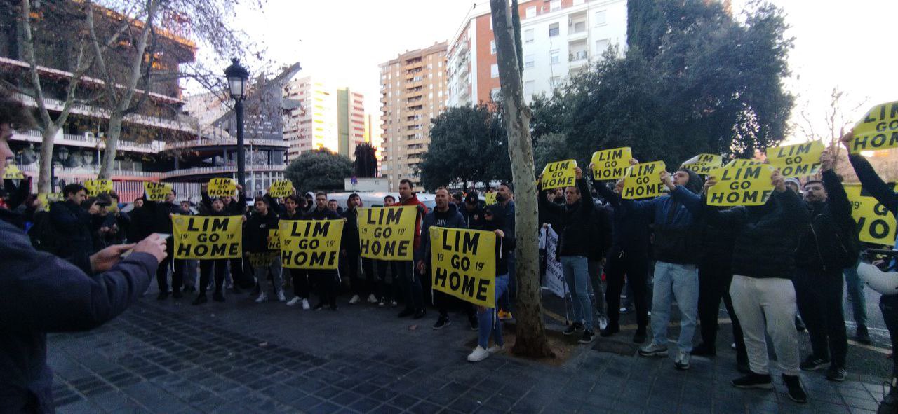 La afición del Valencia retoma las protestas contra Peter Lim