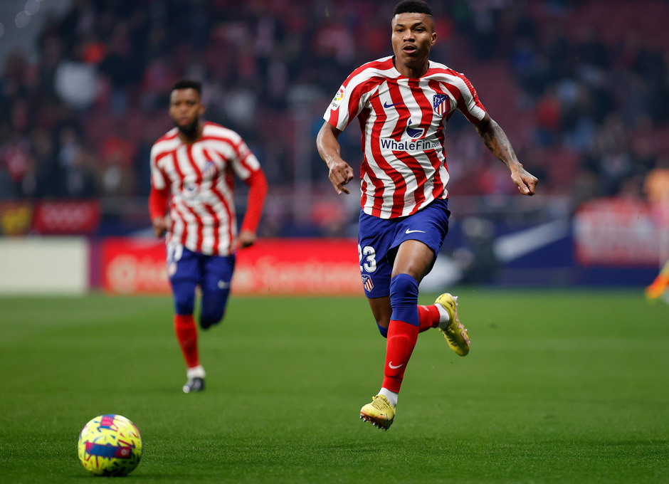 Reinildo persigue un balón (Foto: ATM). 