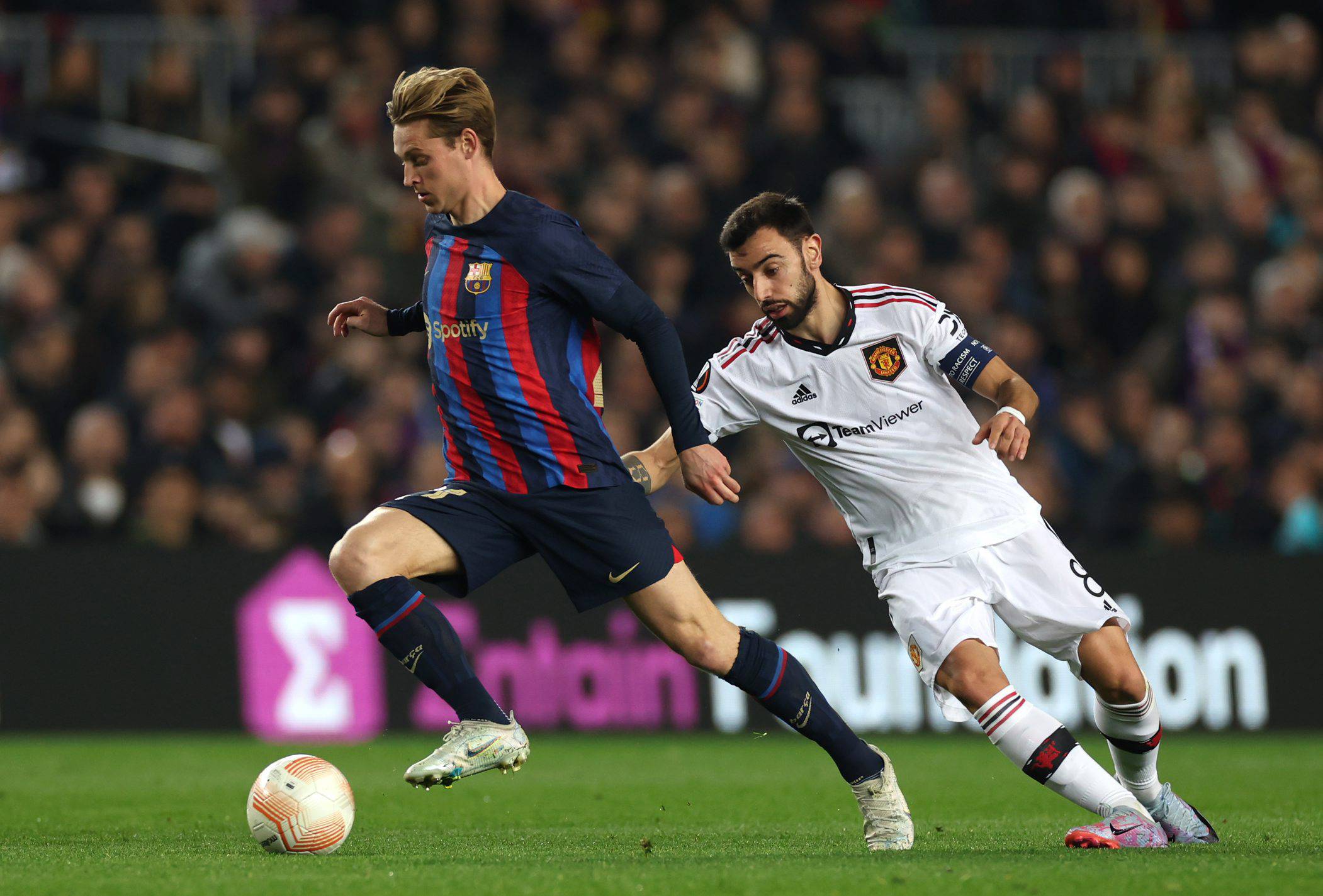 De Jong conduce el balón en el Barcelona-Manchester United