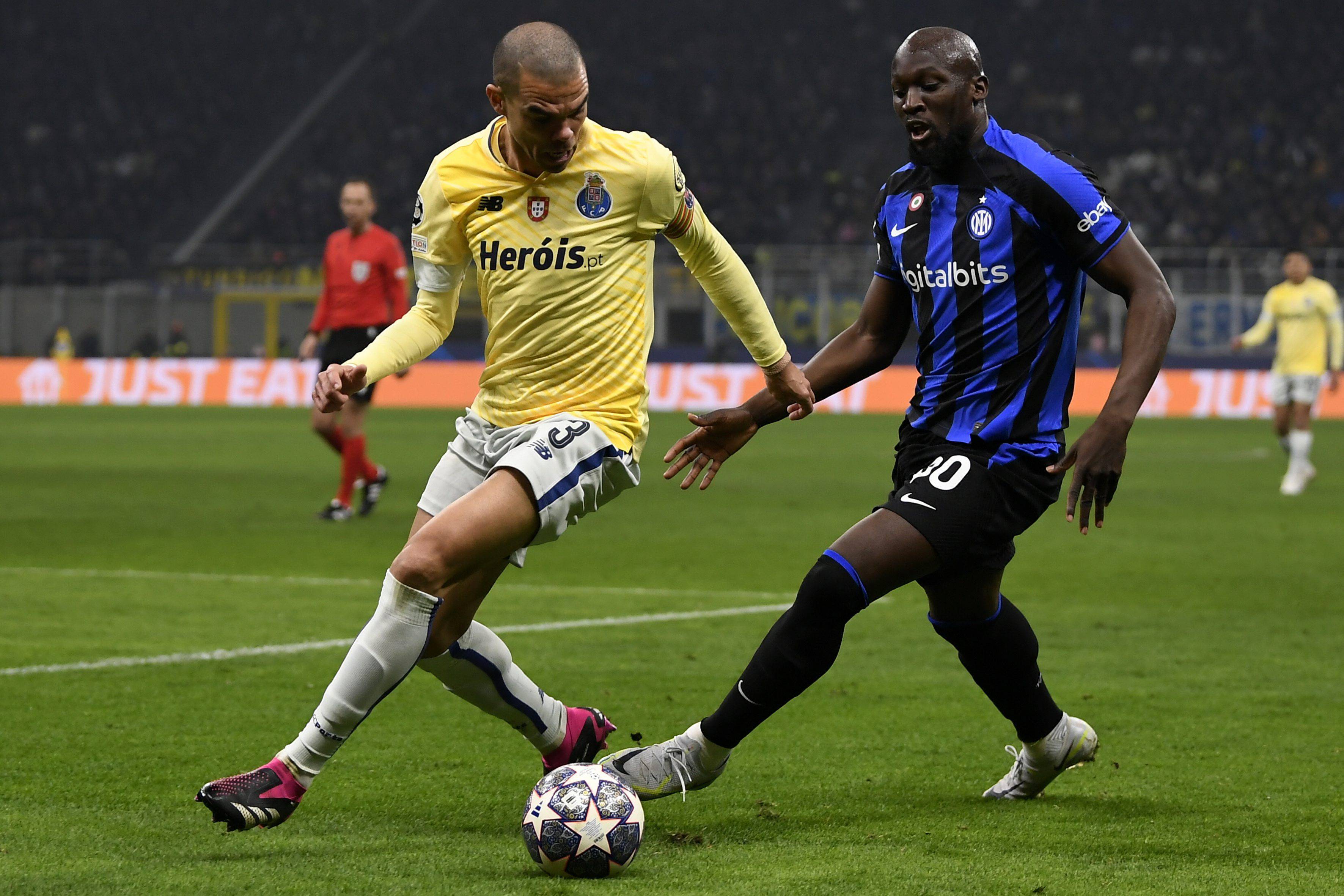 Pepe, en una jugada con Lukaku durante el Inter-Oporto (FOTO: Cordón Press).