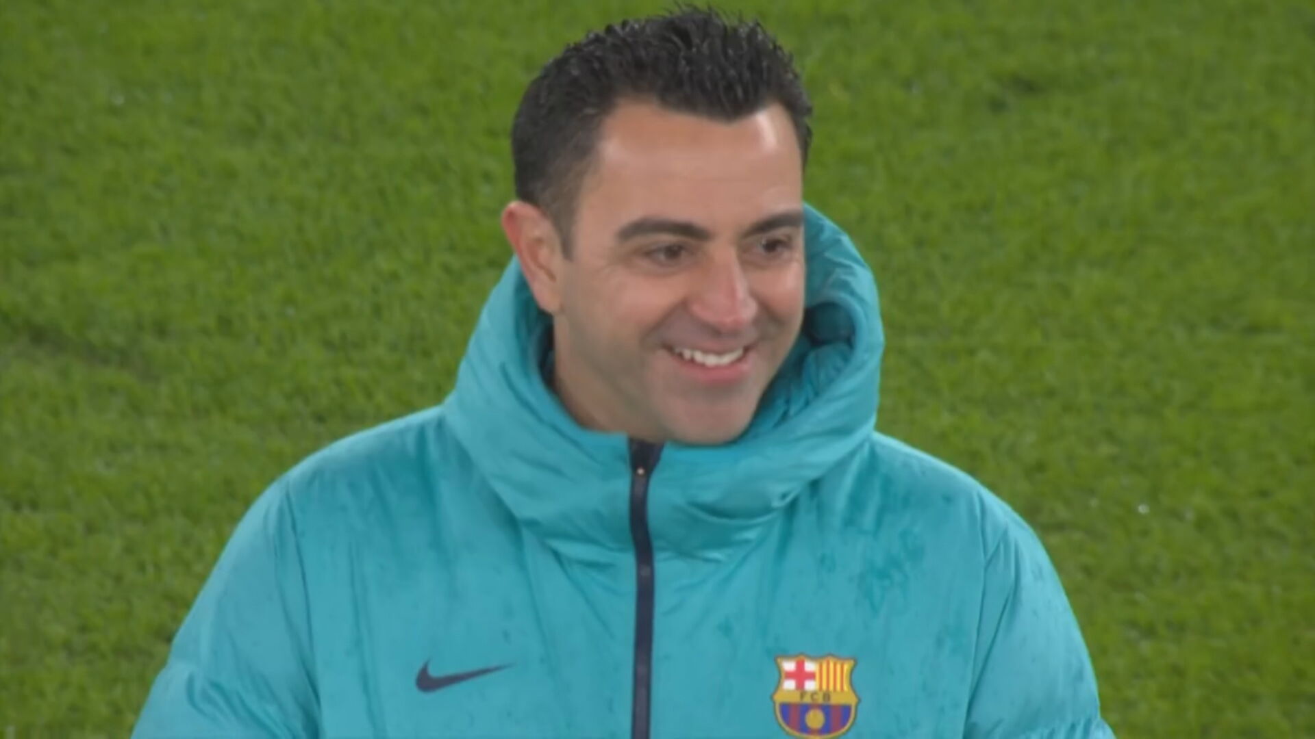 La sonrisa de Xavi en el entreno del Barça