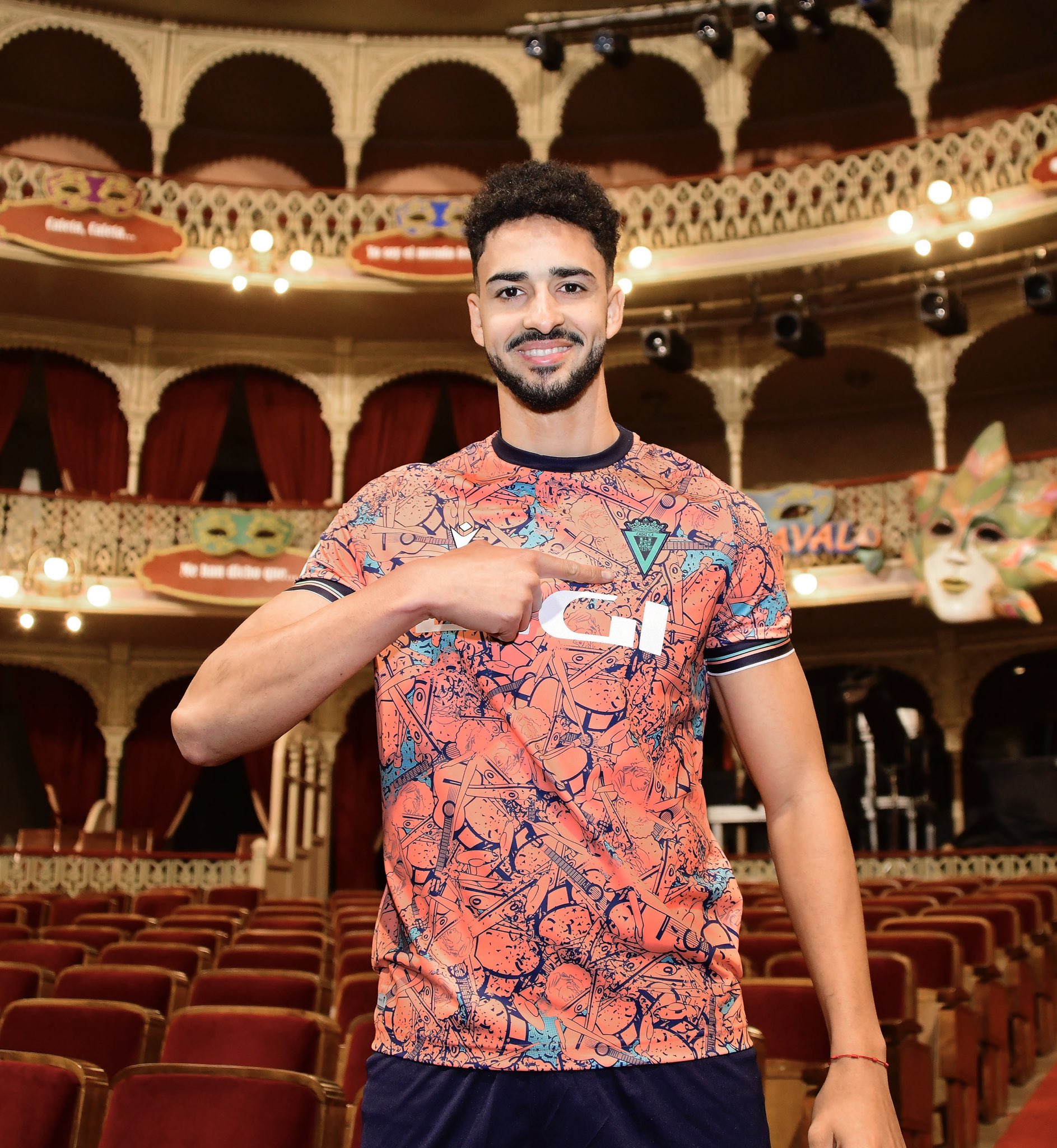 Chris Ramos posando con la nueva camiseta (Foto: Cádiz CF)