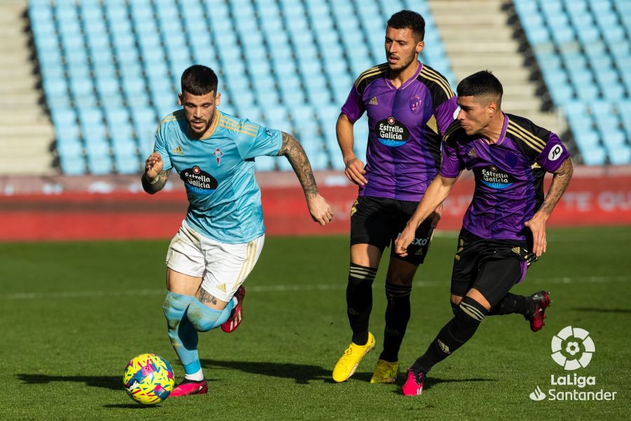 Amallah y Olaza persiguen a Carles Pérez en el Celta - Real Valladolid (Foto: LaLiga).