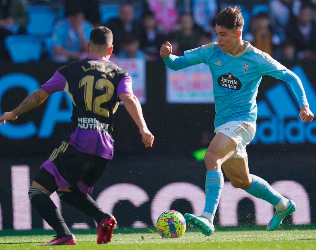 Gabri Veiga encara a Olaza ante el Real Valladolid (Foto: RC Celta).