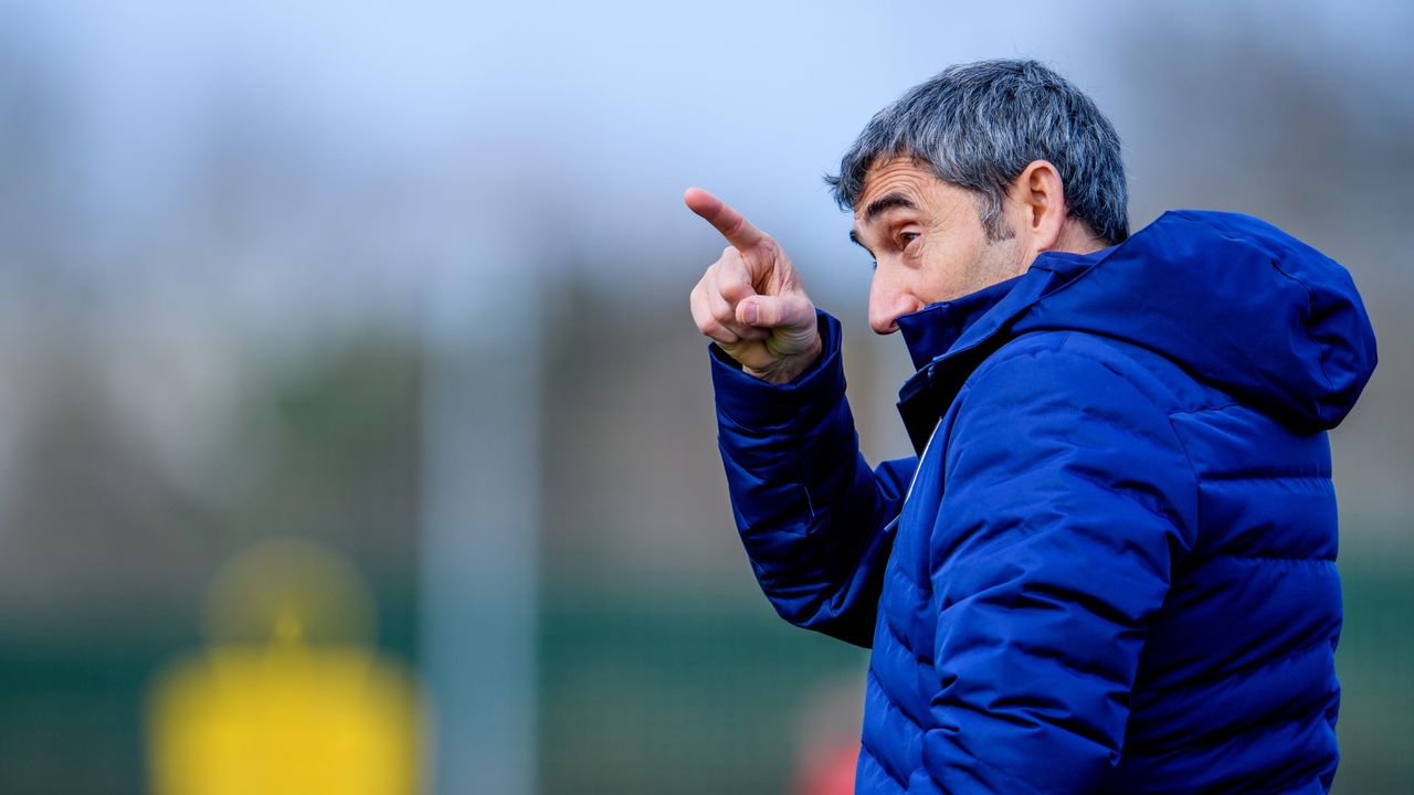 Señal del míster, Ernesto Valverde, entrenando en Lezama (Foto: Athletic Club).