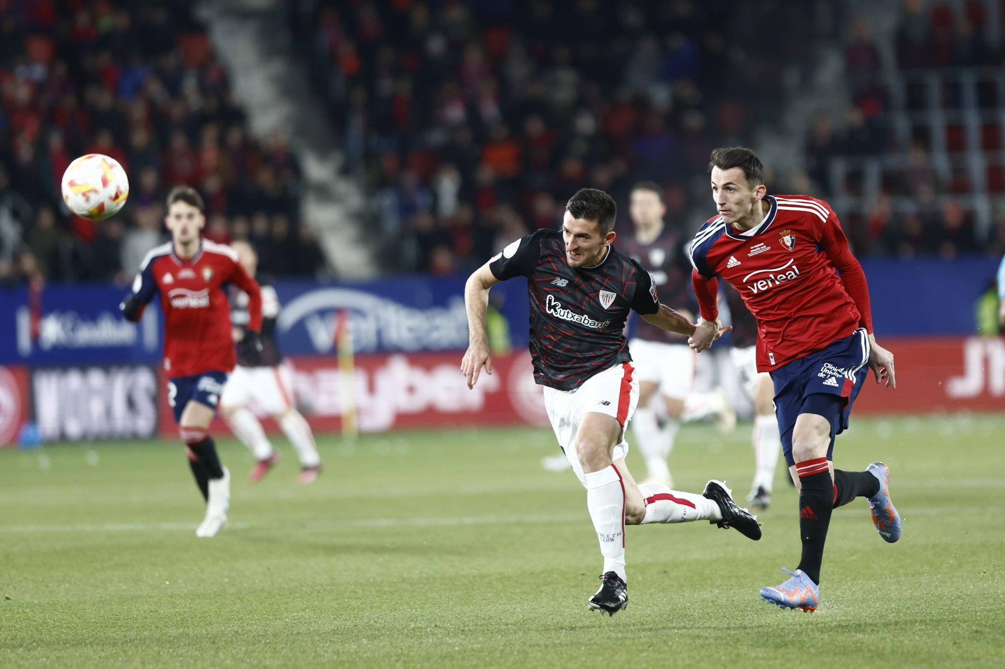 Vivian pugna con Budimir en el Osasuna-Athletic de Copa (Foto: CA Osasuna).