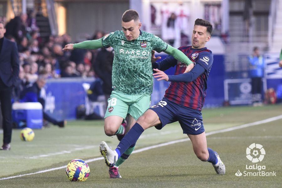 De Frutos ante el Huesca en El Alcoraz.  (Foto: LaLiga).