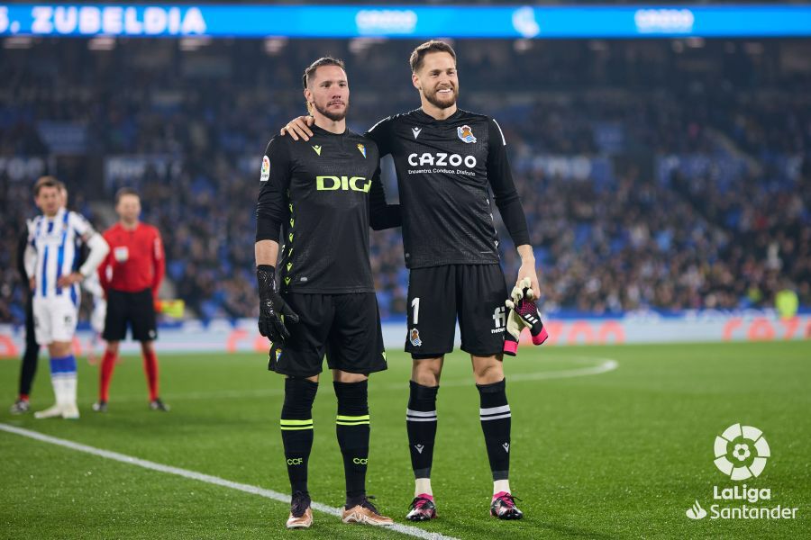 Ledesma y Remiro, de negro en el Reale Arena en homenaje a Iribar (Foto: LaLiga).