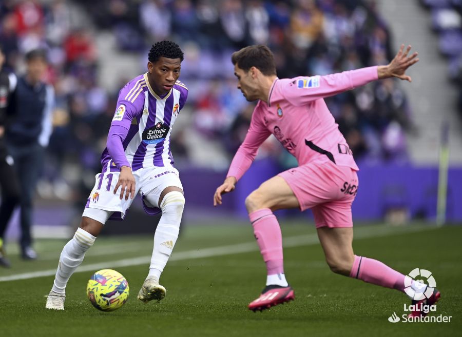 Gonzalo Plata encara a un rival (Foto: LaLiga).