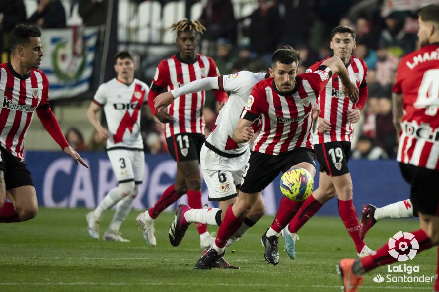 Vivian ante el Rayo en Vallecas. (Foto: LaLiga).