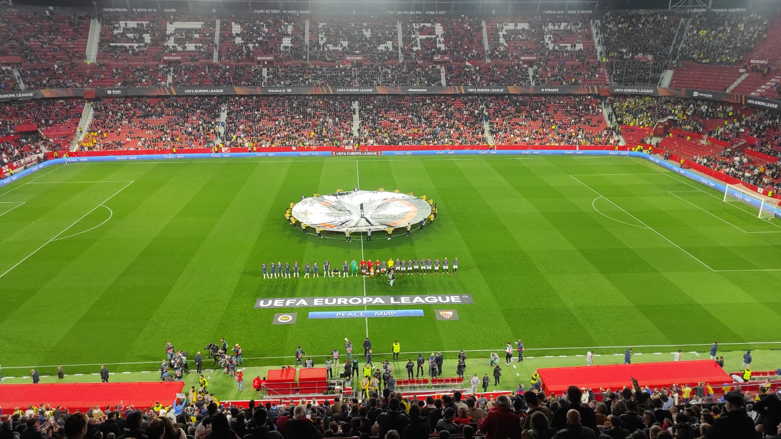 Fenerbahçe y Sevilla, justo antes del partido.