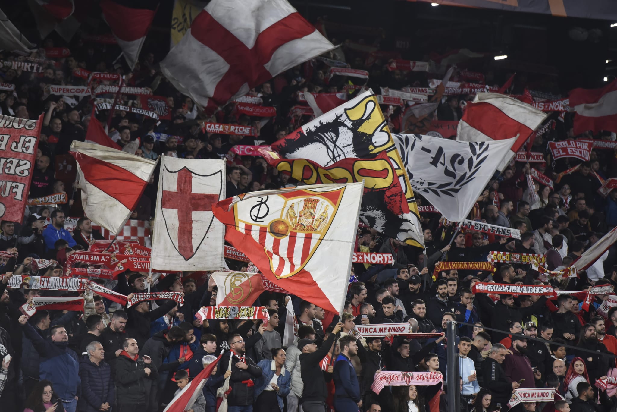 Afición del Sevilla ante el Fenerbahce (Foto: Kiko Hurtado). 