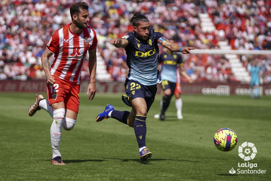 Pacha Espino, ante Leo Baptistao en el Almería - Cádiz (Foto: LaLiga).