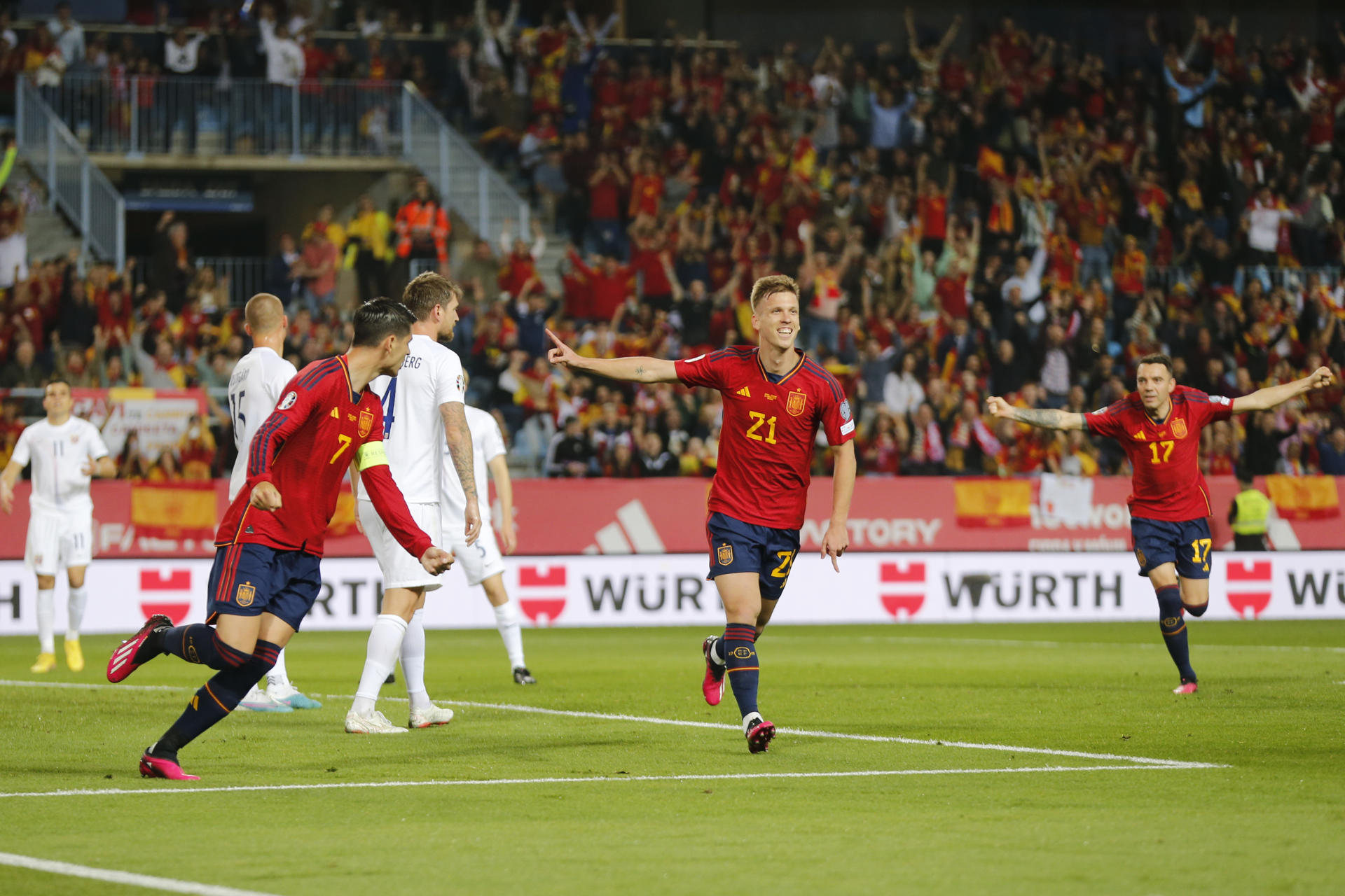 Dani Olmo celebra su gol en el España-Noruega de La Rosaleda (FOTO: EFE).