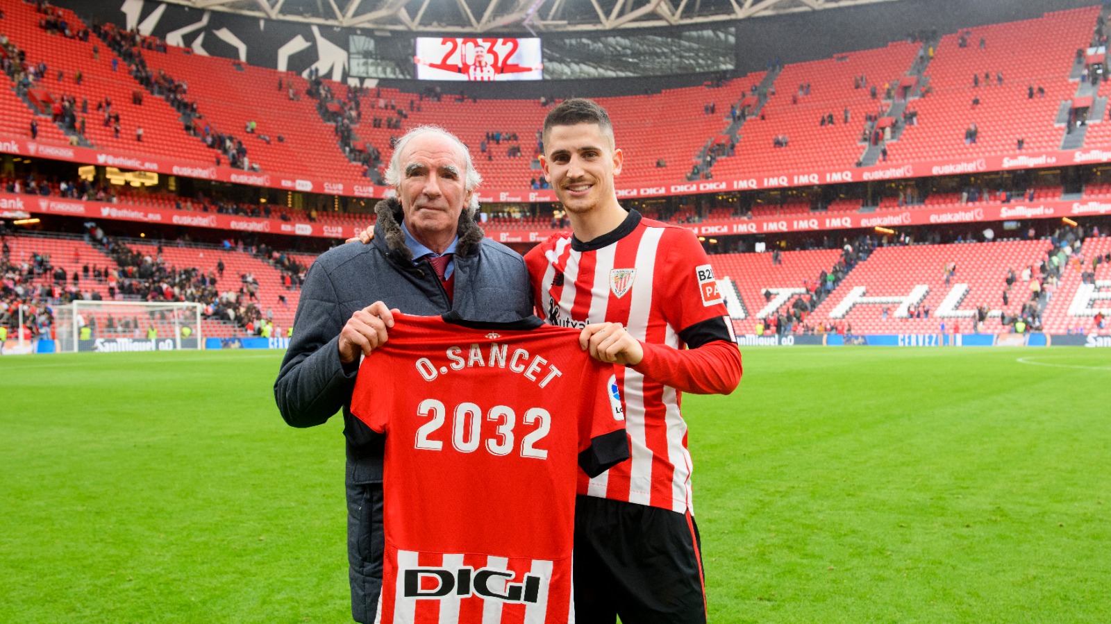 Oihan Sancet recibe una camiseta de Iribar tras renovar (Foto: Athletic Club).