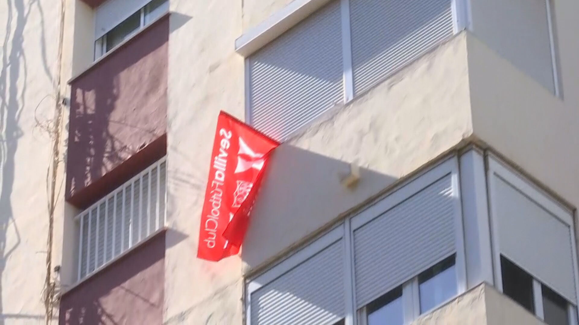 La guasa entre la afición del Cádiz con una bandera del Sevilla en una ventana: Quítala