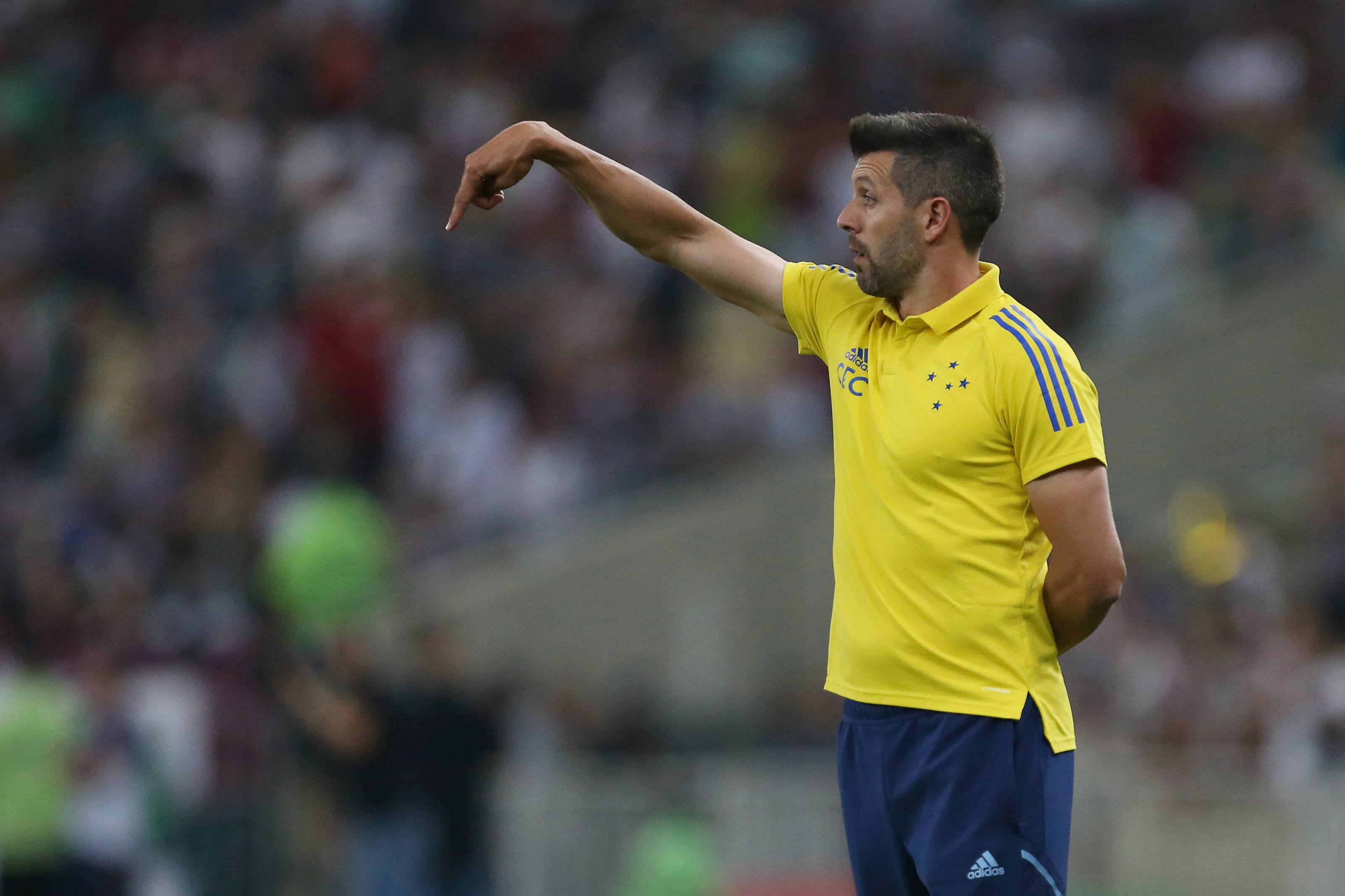 Paulo Pezzolano dirige un encuentro de Cruzeiro. (Foto: Cordón Press)