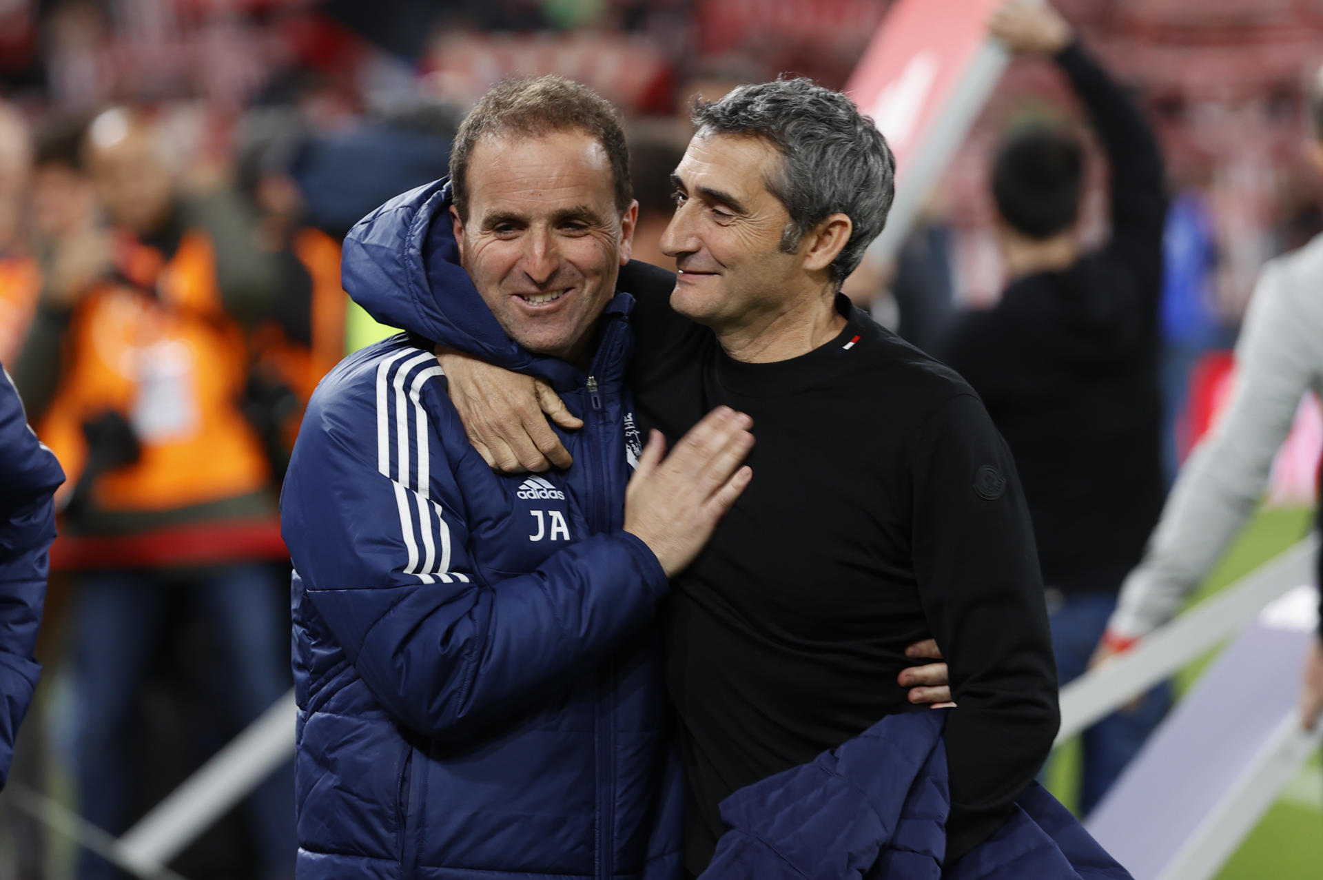 Valverde y Arrasate se abrazan antes del Athletic-Osasuna de Copa (Foto: EFE).