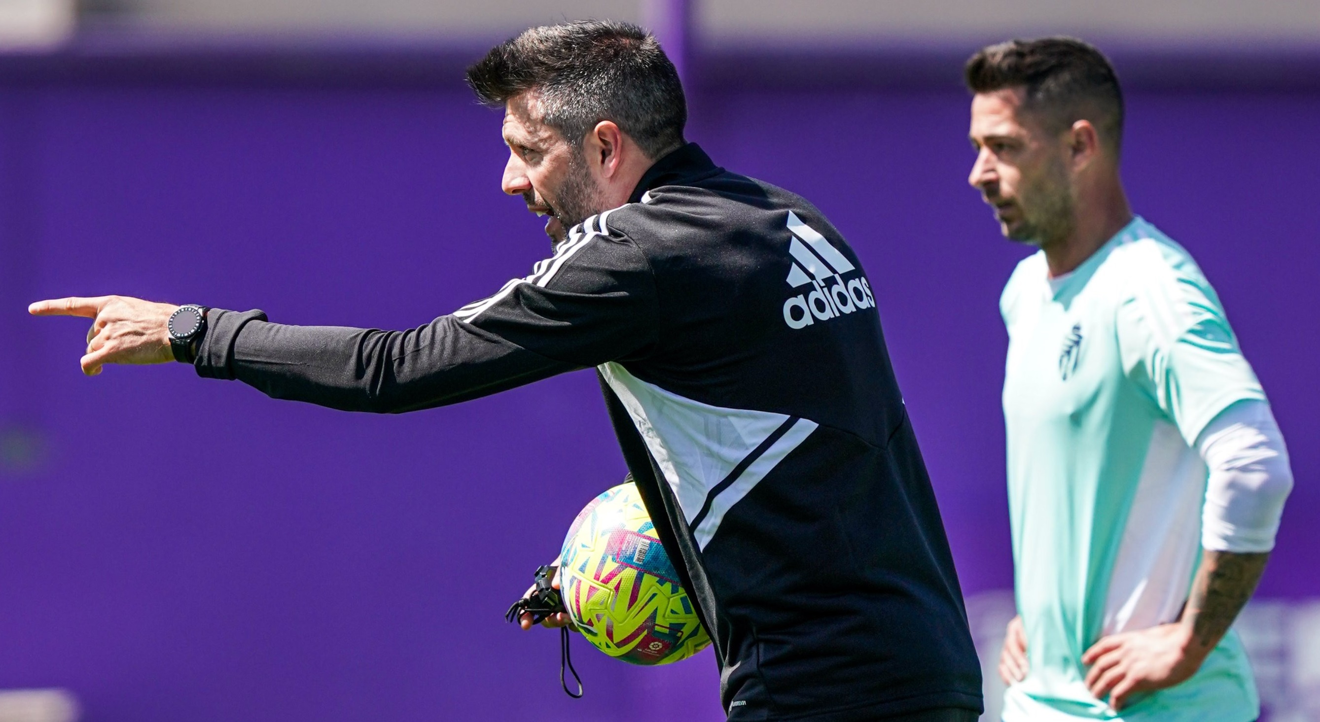 Pezzolano da indicaciones a Sergio León (Foto: Real Valladolid).