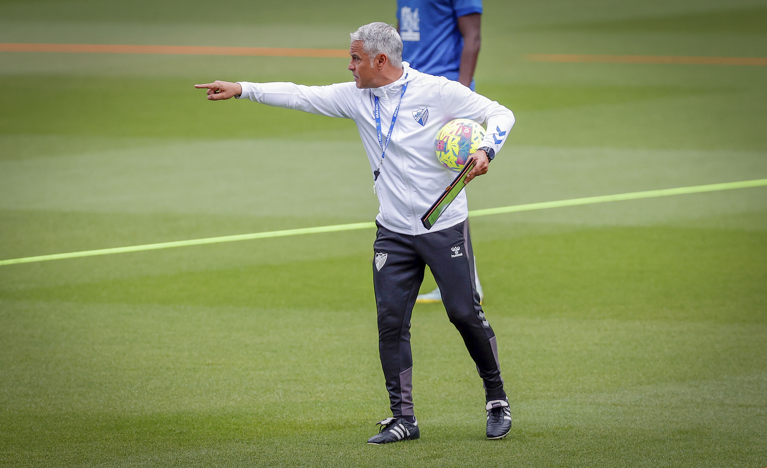 Pellicer dirige el último entrenamiento del Málaga. (Foto: MCF)