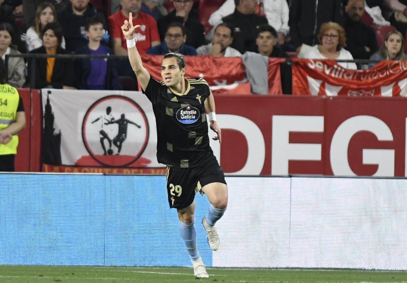 Miguel Rodríguez celebra su gol en el Sevilla - Celta (Foto: Kiko Hurtado).