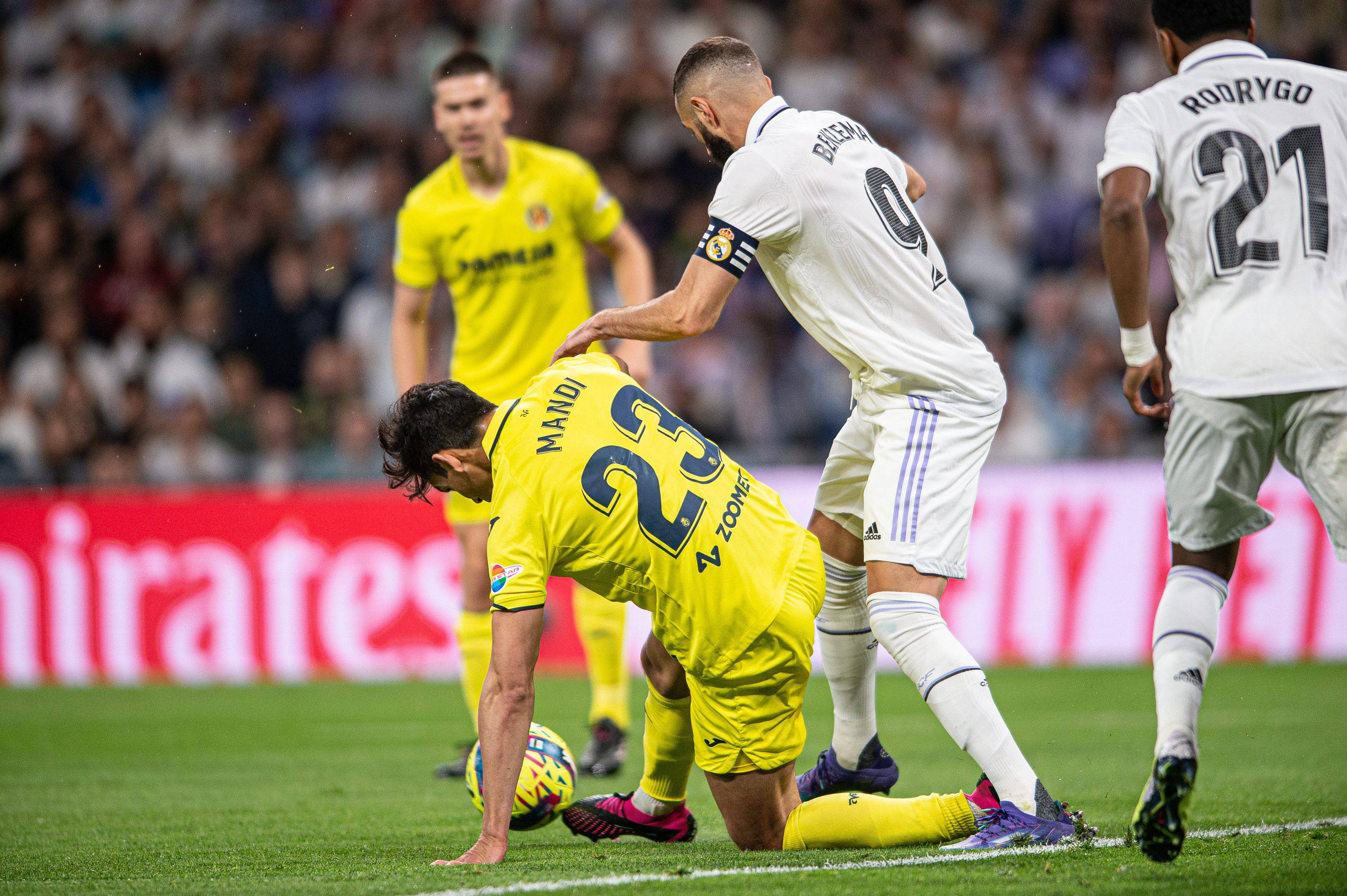 Karim Benzema pelea un balón con Mandi en el Real Madrid-Villarreal (Foto: Cordon Press).