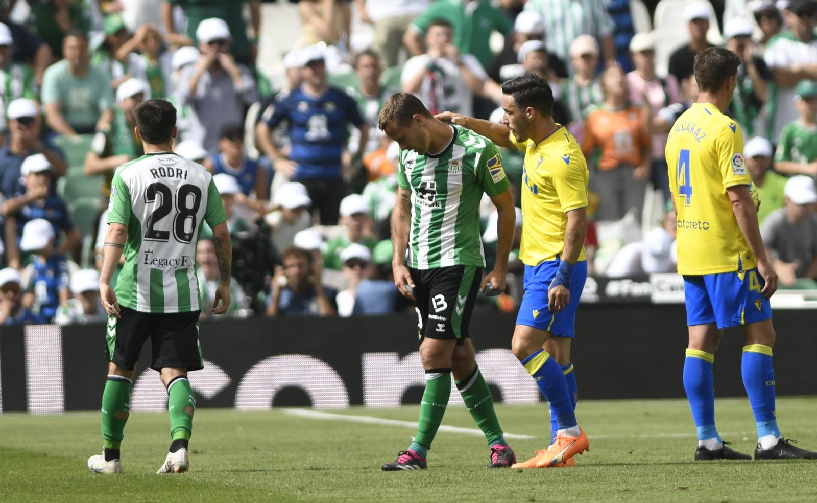 Iza consuela a Canales tras su expulsión en el Betis - Cádiz (Foto: Kiko Hurtado).