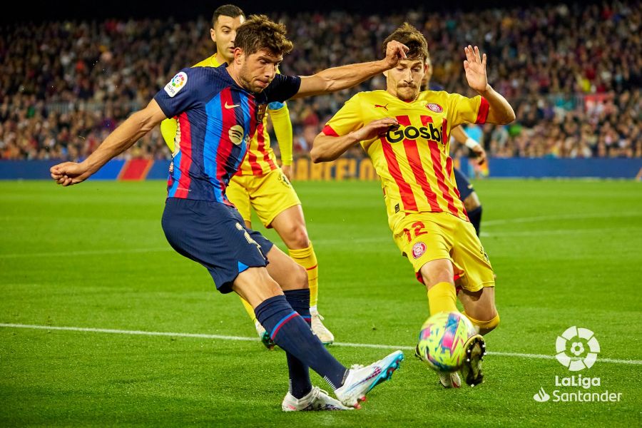 Sergi Roberto, ante Toni Villa en el Barça-Girona (Foto: LaLiga).