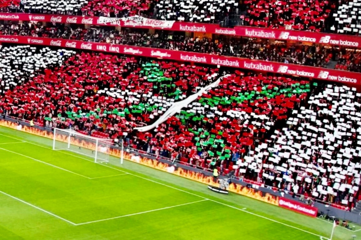 Tifo en San Mamés con la ikurriña en la grada del Athletic Club (Foto: ElDesmarque).