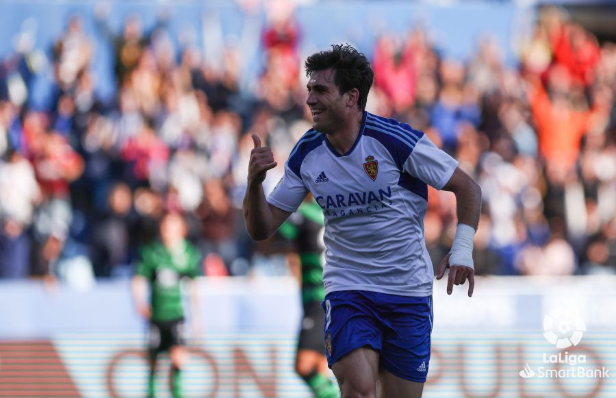 Azón ante el Racing en La Romareda. (Foto: LaLiga).