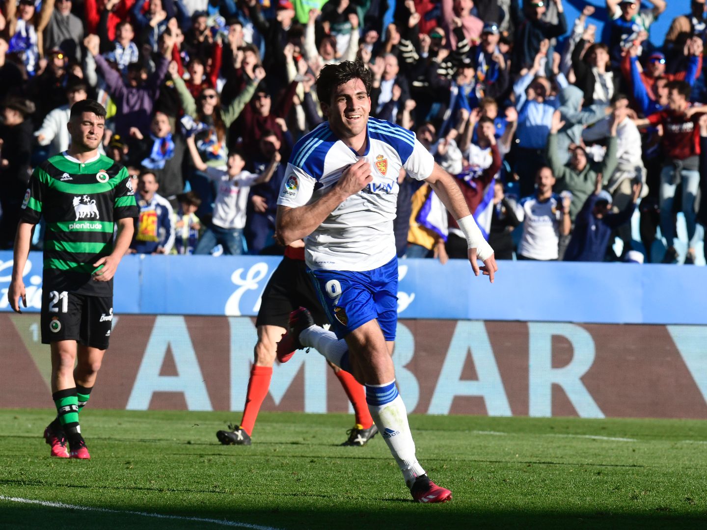 Iván Azón ante el Racing en La Romareda. (Foto: LaLiga).