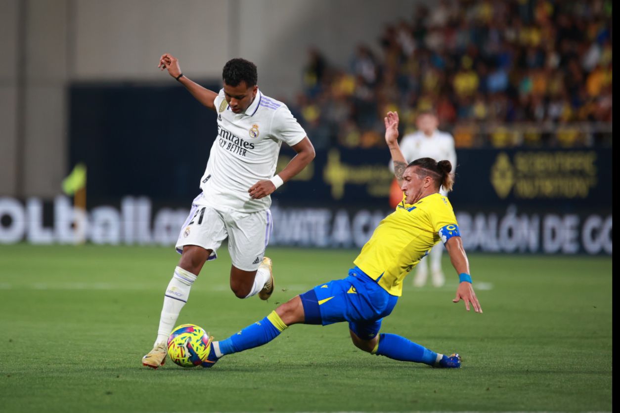 Espino defiende a Rodrygo en el Cádiz - Real Madrid (Foto: Cristo García).