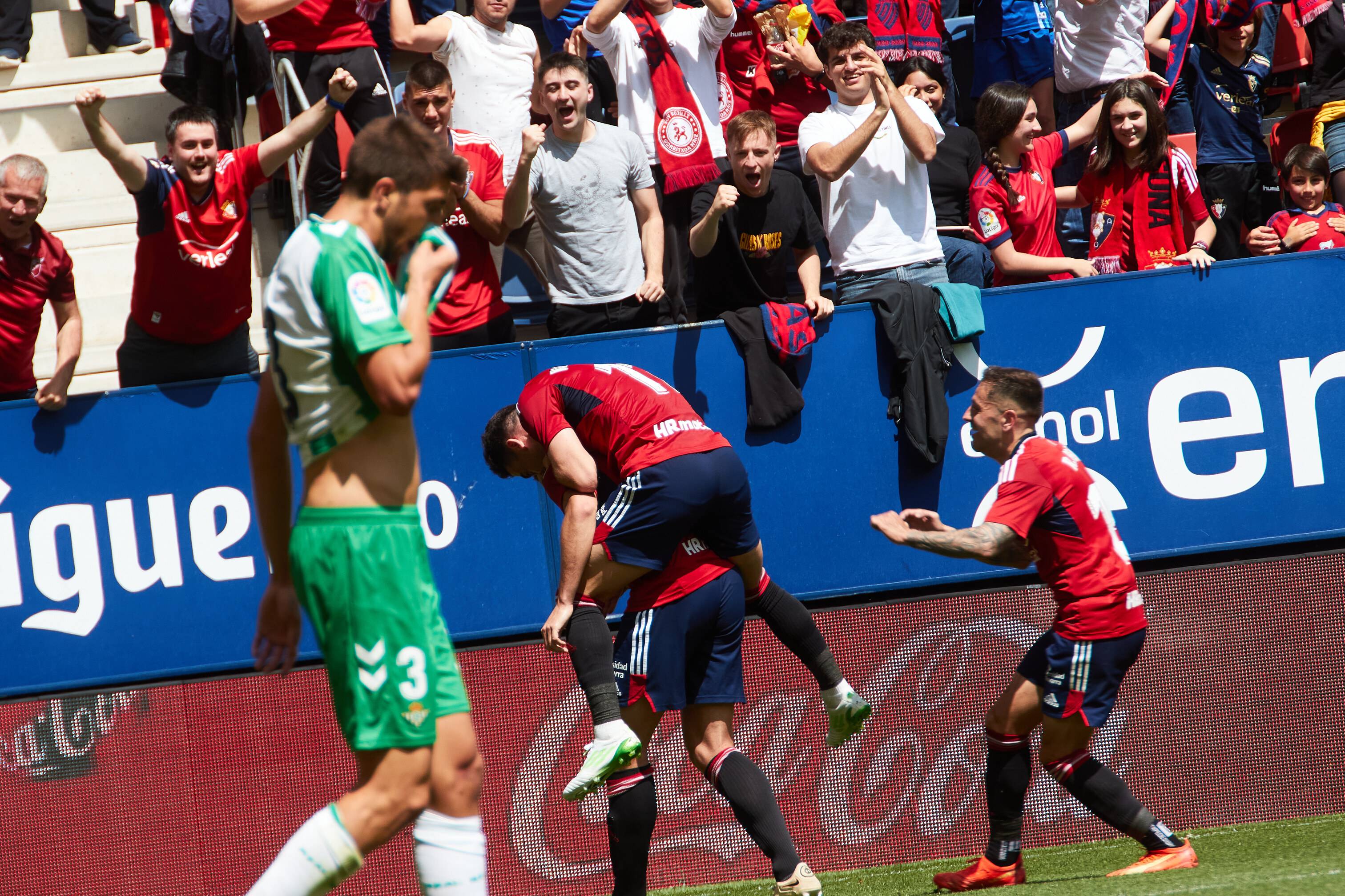 Edgar lamenta un gol recibido en el Osasuna-Betis (Foto: Cordon Press).