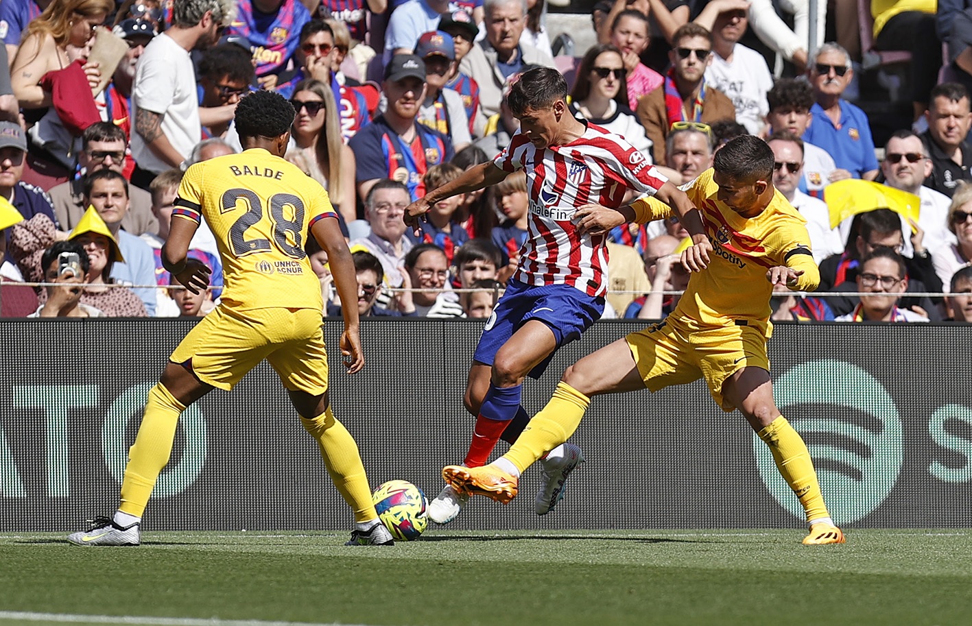 Nahuel Molina, ante Gavi y Ferran en el Barcelona-Atlético (Foto: ATM).