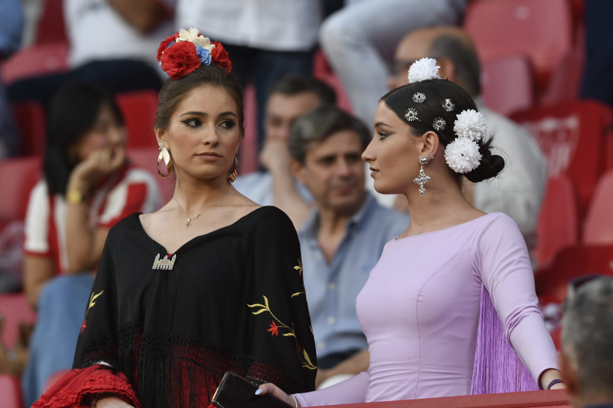 Sevillistas vestidas de flamenca en el Sánchez-Pizjuán (Foto: Kiko Hurtado).