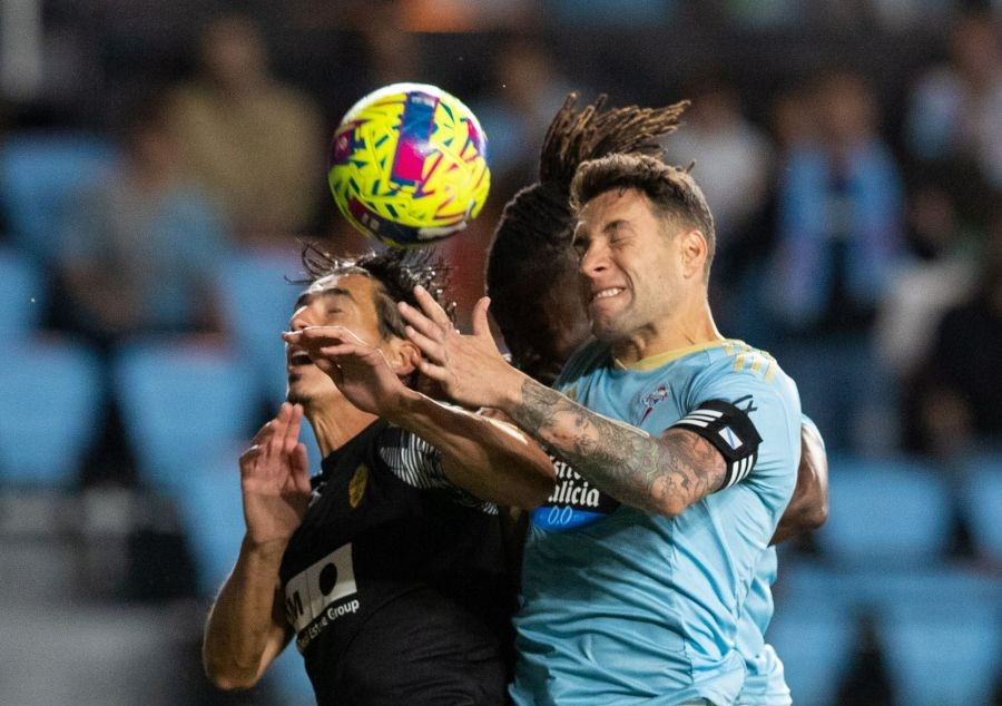 Hugo Mallo cabecea en el Celta - Elche (Foto: LaLiga).