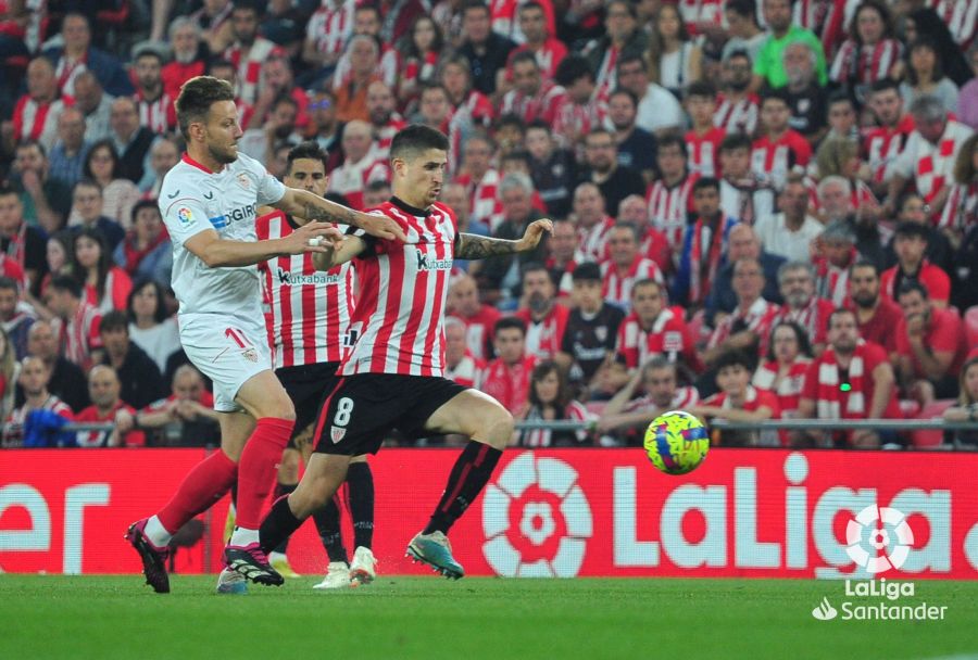 Oihan Sancet, presionado por Rakitic ante el Sevilla en San Mamés (Foto: LaLiga).