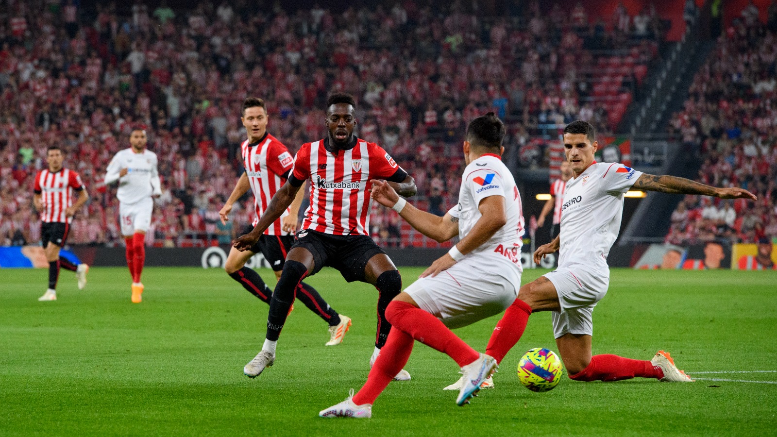 Iñaki Williams encara ante el Sevilla en San Mamés (Foto: Athletic Club).