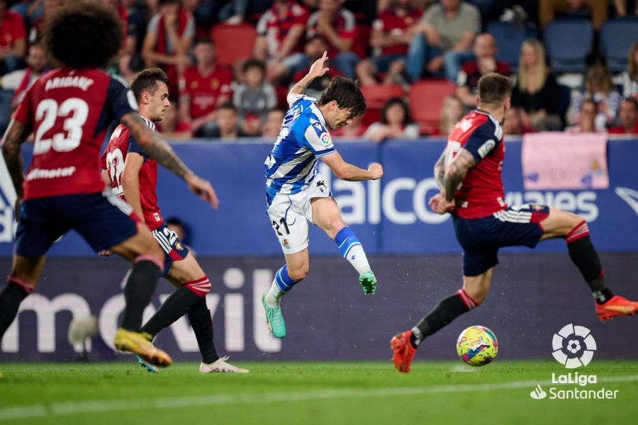 Silva ante Osasuna en El Sadar. (Foto: LaLiga).