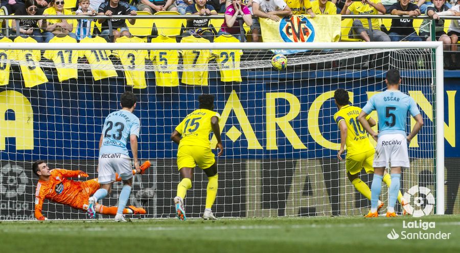 Iván Villar ante el Villarreal en La Cerámica. (Foto: LaLiga).