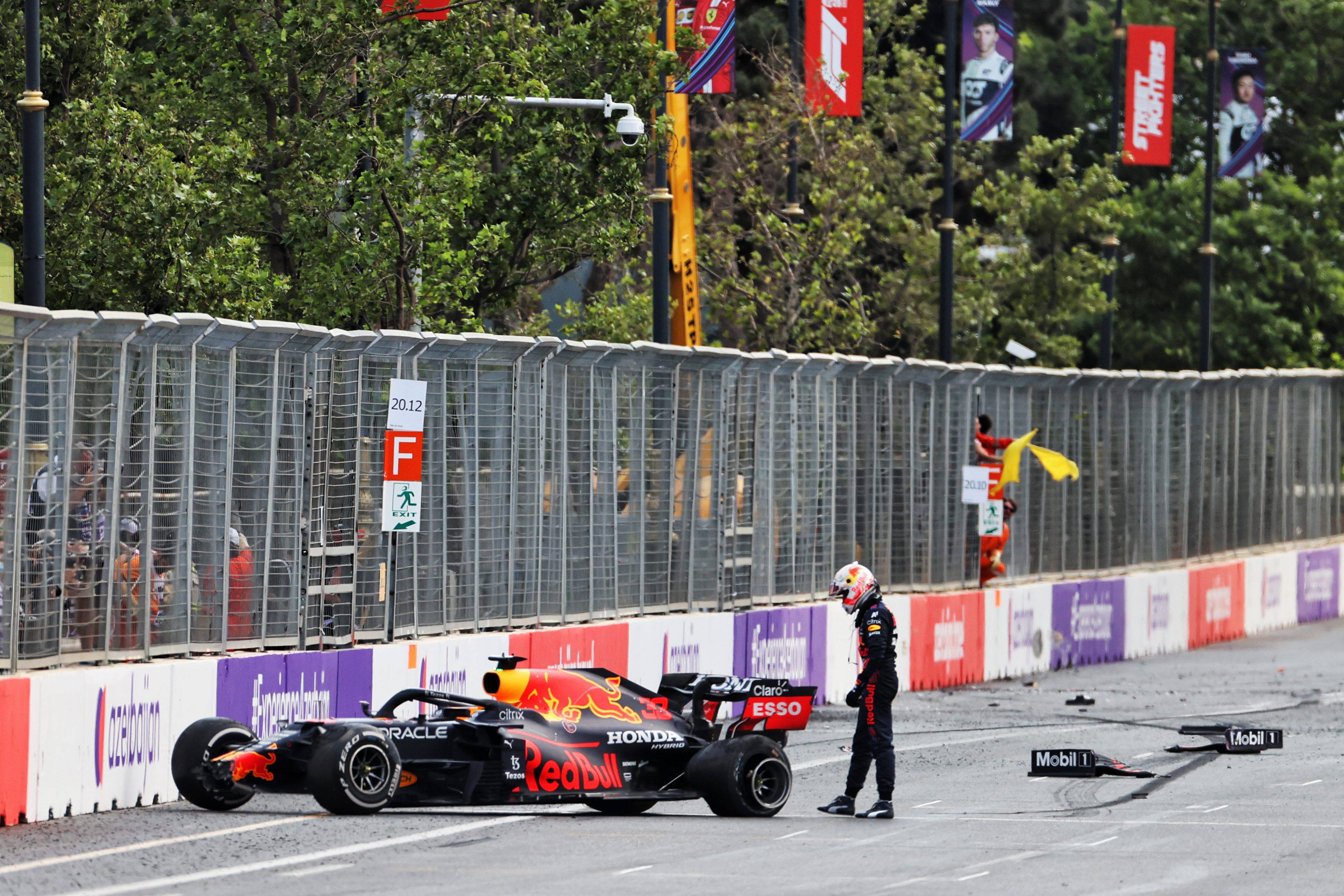 Max Verstappen tras su accidente por el pinchazo de su rueda trasera en el GP de Azerbaiyán 2021 (