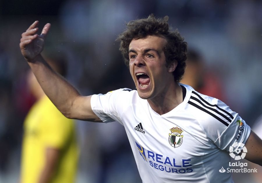 Artola celebra su gol en el Burgos-Villarreal B (Foto: LaLiga).