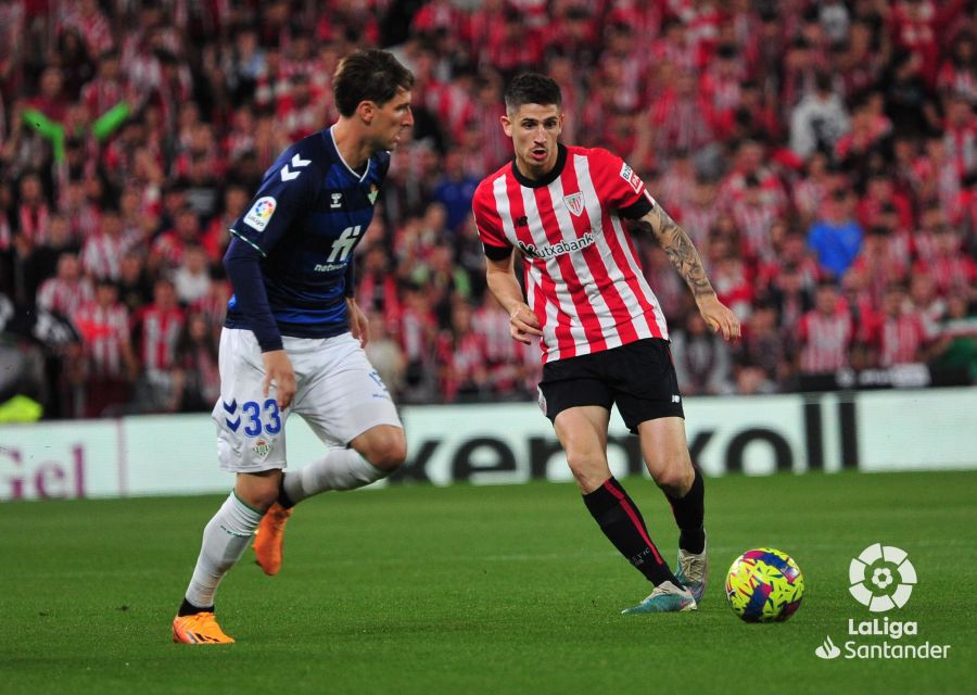 Sancet golpea el balón ante Juan Miranda (Foto: LaLiga).