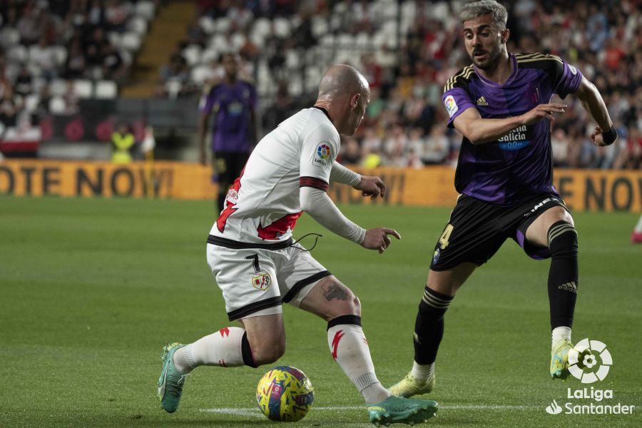 Kike Pérez defiende ante Isi Palazón en el Rayo - Valladolid (Foto: LaLiga).