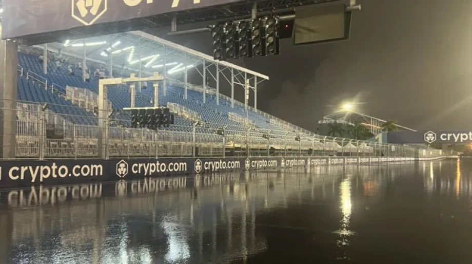 El circuito de Miami, mojado por la noche a causa de la lluvia
