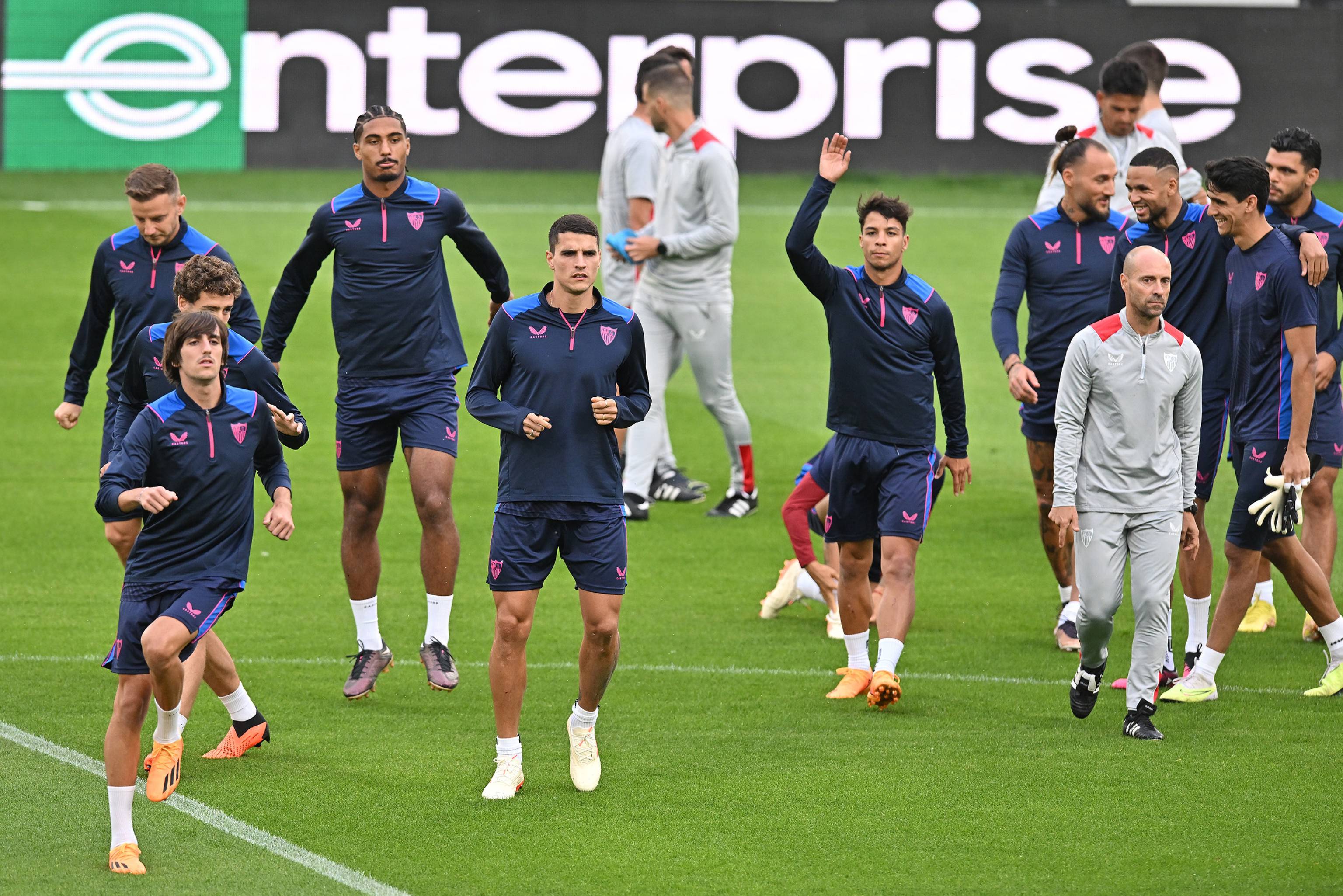 Los jugadores del Sevilla, entrenando en el Juventus Stadium (Foto: Cordon Press).