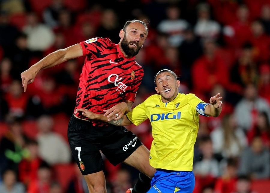 Pacha Espino pugna con Muriqi en el Mallorca - Cádiz (Foto: LaLiga).