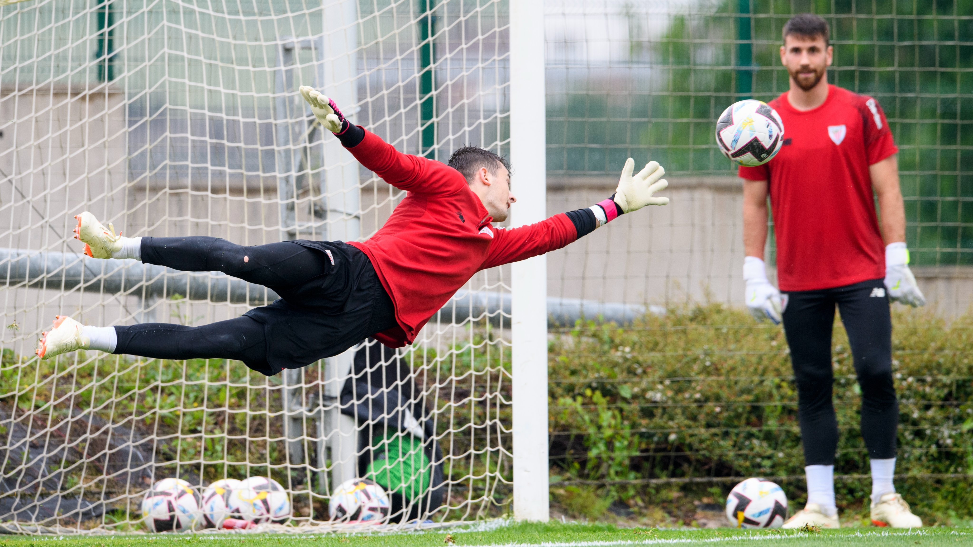 Vuelo de Julen Agirrezabala ante Unai Simón en Lezama (Foto: Athletic Club).