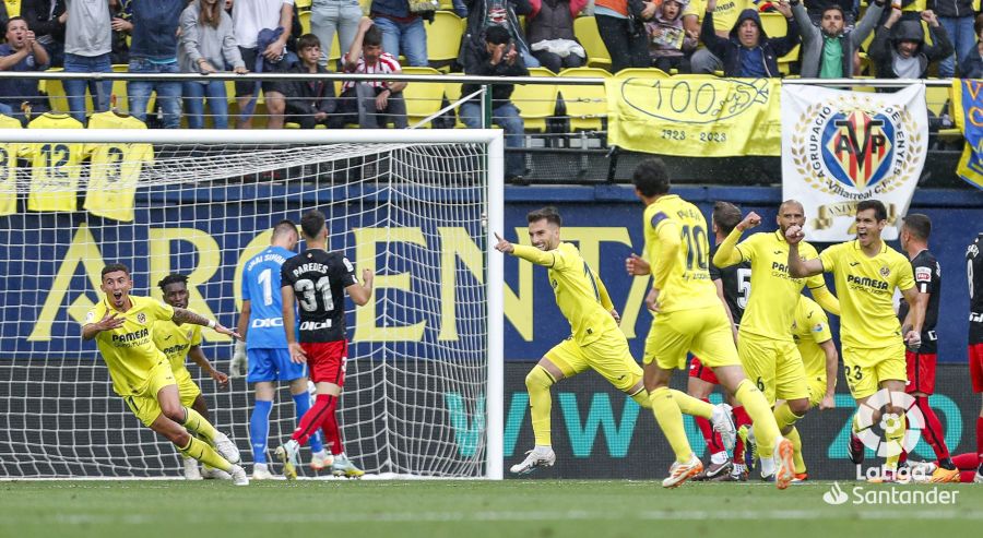 Unai Simón y Aitor Paredes lamentan el gol de Álex Baena con el Villarreal en La Cerámica (Foto: