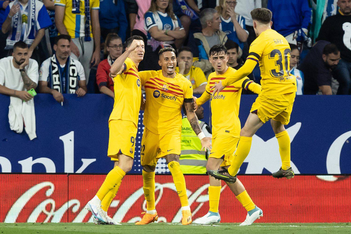 Lewandowski celebra uno de sus goles en el Espanyol-Barcelona (FOTO: Cordón Pres).